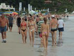 Praia de Jurer Internacional era uma das mais movimentadas na manh de domingo, quando o tempo estava nublado