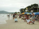 Mesmo com tempo nublado ma praia estava com muitos turistas 