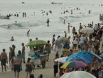 turistas na praia 