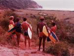 Grupo de amigos observa as ondas do alto do morro da Praia Brava Floripa em 1981