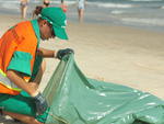 Lixo deixado por pessoas na praia. Uns sujam outros limpam 