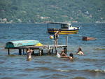 No comeo da tarde, crianas aproveitavam guas calmas da Lagoa da Conceio para se refrescar do sol de 31C