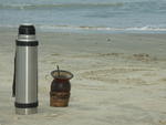 Preparao do Mate na areia da praia 