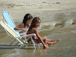 Sophia e Renata na Praia da Caeira da Barra do Sul