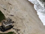 Praia da Barrinha, casa destruda pela ressaca do mar