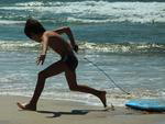 Menino corre pela Praia do Siri, em Garopaba, na manh desta quinta-feira