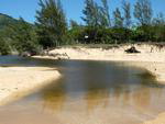 Rio que desemboca na praia da Gamboa, em Garopaba, pode estar contaminado