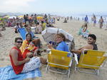 Domingo - Vento frio pega veranistas na Praia do Campeche, mas a turma de amigos no desistiu da praia.