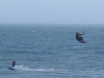 Domingo - Fotgrafo Daniel Conzi registrou no mesmo quadro dois praticantes de kitesurfe nas guas do Campeche.