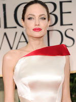 O Versace de Angelina Jolie faz um color-blocking discreto com o detalhe de cor