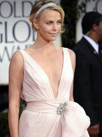 Charlize Theron foi uma das optantes por tons claros, com volumes e detalhes em brilho em um Dior Couture