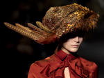 A modelo veste uma criao de John Galliano coleo Outono-Inverno durante a Paris Fashion Week.