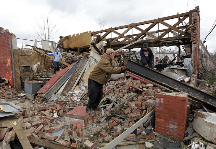 Tornados destroem cidades nos Estados Unidos.  Meio-Oeste e Sul do pas tm sofrido com violentas tempestades.