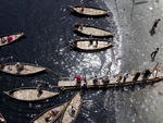 Fluxo de barcos no Rio Buriganga em Dhaka, Bangladesh.