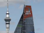 Tripulante da equipe Sanya fez reparo arriscado durante regata com a tradicional Sky Tower de Auckland ao fundo 