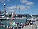 Movimentacao na area dos barcos Em destaque o frances Groupama vencedor da etapa de Auckland