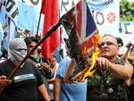 Argentinos queimam uma bandeira da Inglaterra durante uma manifestao perto da embaixada britnica em Buenos Aires. Hoje faz 30 anos da invaso das Ilhas Malvinas.