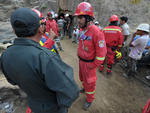 Equipes trabalham e esperam pelo momento do resgate dos nove mineiros presos desde a ltima quinta-feira em uma mina clandestina no Peru.