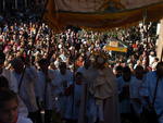 Centenas de fieis foram s ruas do Centro de Blumenau para acompanhar a procisso de Corpus Christi nesta quinta-feira