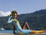 Mulher posa durante o festival mundial de pintura corporal realizado na cidade de Poertschach, na ustria