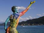 Modelo posa durante o festival mundial de pintura corporal realizado na cidade de Poertschach, na ustria