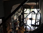 A porta principal e o corrimo da escada so de metal com acabamentos que lembram plantas