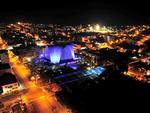 Vista noturna da cidade de So Miguel do Oeste a noite, em destaque ilumanda de azul a Igreja Matriz So Miguel Arcanjo.