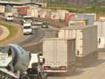 Quarta-feira- Obras para o alargamento e reforo da ponte sobre o Rio Itaja-Mirim deixaram o trfego lento no sentido Norte-Sul da BR-101