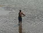 Homem pesca no Rio Itaja-Au, em Blumenau