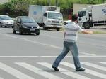 Tera-feira - Teste mostra que pedestre com brao esticado na faixa atravessa mais rpido. Ao sobre a faixa ajuda a evitar acidentes