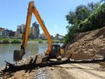 Quinta-feira: Obras da margem esquerda do Rio Itaja-Au, na prainha, completam um ms