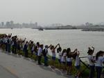 Segunda-feira: Estudantes do Litoral participam da ao de abrao simblico ao Rio Itaja-Au, em Navegantes