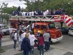 Segunda-feira - Atletas de Blumenau campees dos Jogos da Juventude Catarinense fazem passeata com caminho dos bombeiros na rua Alberto Stein