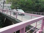 Tera-feira- Outubro Rosa. Ponte ao lado da praa do Biergarden, em Blumenau,  pitada de rosa. Ao faz parte da campanha da Rede Feminina de Combate ao Cncer 