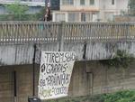 Tera-feira - Ativistas penduram faixa de protesto na ponte Adolfo Konder. Manifestao  contra as obras na prainha 