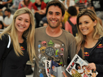 Campeo Gustavo Izidio com as garotas Red Bull