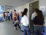 Primeiros eleitores na fila no Instituto de Educao (IEE)