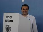 Candidtao a prefeito Napoleo Bernades vota na Fundao Pr-Famlia, em Blumenau