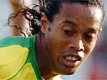 Ronaldinho arranca em direo ao ataque