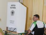 Cadeirante vota na escola Max Tavares do Amaral, em Blumenau
