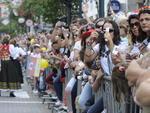 Segundo desfile da Oktoberfest teve mais de 100 atraes e lotou a Rua XV de Novembro