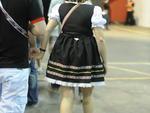 Vila Germnica se transforma em passarela durante a Oktoberfest. Estilo varia de acordo com a personalidade