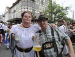 Quarto desfile da Oktoberfest, no Sbado, contou com grande pblico. Tarde de sol contribui para presena dos folies