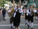 Quarto desfile da Oktoberfest, no Sbado, contou com grande pblico. Tarde de sol contribui para presena dos folies