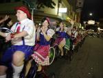 Nem a ameaa de chuva esfriou a alegria de quem participou do desfile na noite desta quarta-feira. Rua XV de Novembro ficou lotada para prestigiar as atraes