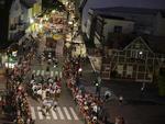 Nem a ameaa de chuva esfriou a alegria de quem participou do desfile na noite desta quarta-feira. Rua XV de Novembro ficou lotada para prestigiar as atraes