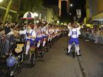 Nem a ameaa de chuva esfriou a alegria de quem participou do desfile na noite desta quarta-feira. Rua XV de Novembro ficou lotada para prestigiar as atraes