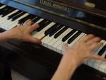 A professora de msica Belmira Naconecy de Souza, de 88 anos, toca piano e violo no Lar Eisbeth Koehler