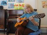 A professora de msica Belmira Naconecy de Souza, de 88 anos, toca piano e violo no Lar Eisbeth Koehler