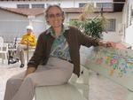 Moradora do Lar Eisbeth Koehler, a blumenauense Inge Otte, de 85 anos, pintou o banco feito pelo marido h cerca de 30 anos